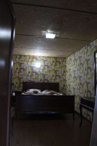 Гостевой дом Sweetnight Местиа Двухместный номер с 2 отдельными кроватями и ванной комнатой-1